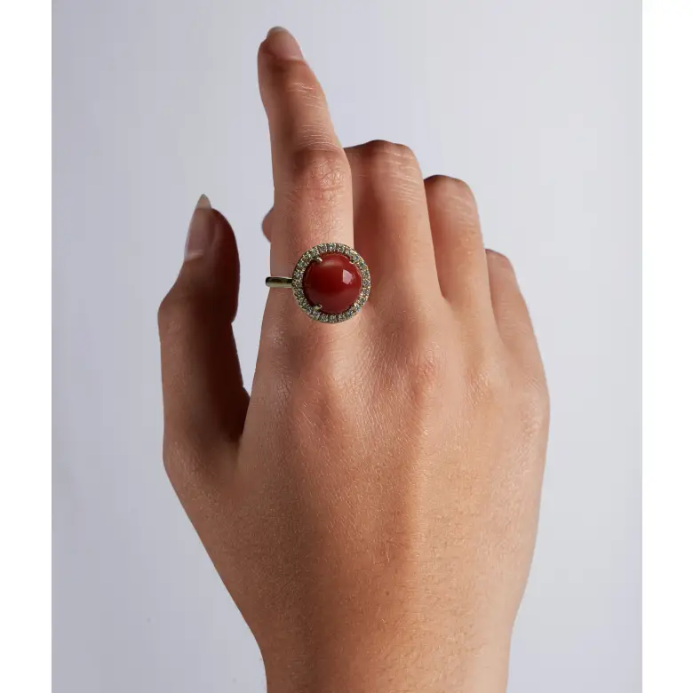 Złoty pierścionek z koralem i diamentami Złoty pierścionek z koralem i diamentami